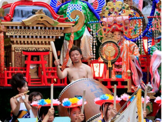 写真：ユネスコ無形文化遺産「八戸三社大祭」（はちのへ さんしゃ たいさい）