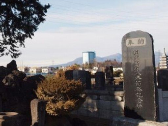 写真：国定忠治の墓（養寿寺 / 国定忠治遺品館）