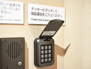 写真：女性大浴場の入口はテンキーで安心