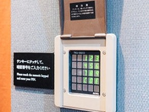 女性大浴場の入口はテンキーで安心