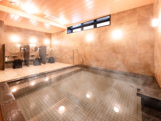 写真：疲れを癒す大浴場完備