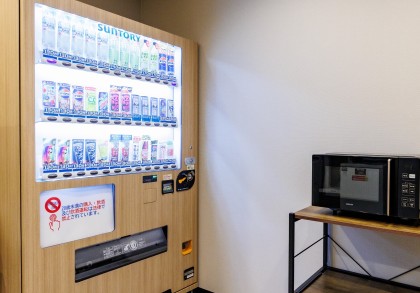 自動販売機と電子レンジ：ほてる寛楽プレミア 富士山・新御殿場インター・国道246